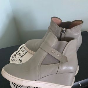 Woman’s Gray booties – color gray, size 7.